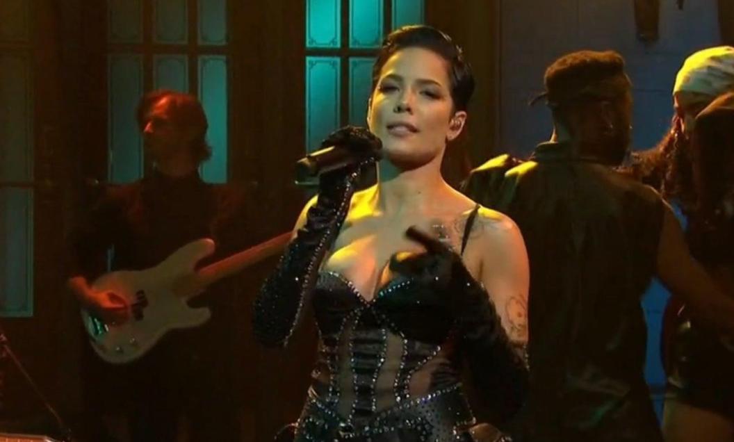 halsey-snl-jan-25-2020-20079718.jpg