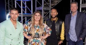 Kelly Clarkson Takes Fun Jab at ‘The Voice’ Co-Judge Blake Shelton During Vegas Getaway Amid Divorce