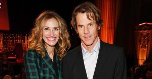 Julia Roberts Posts Rare Selfie Alongside Husband Danny Moder in Honor of Wedding Anniversary