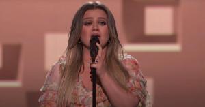 Watch Kelly Clarkson’s Performance of Garth Brooks’ ‘The Dance’ During the Kennedy Center Honors