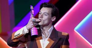 Harry Styles Accessorizes BRIT Awards Retro Suit With Stylish Handbag