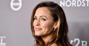 Jennifer Garner Sparks Engagement Rumors With New Ring