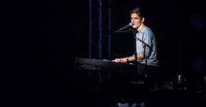 Bo Burnham’s Netflix Special ‘Inside’ Dared Us All to Google ‘Derealization,’ Here’s What We Found