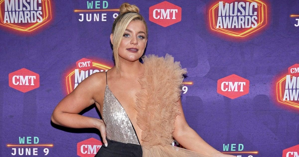 Lauren Alaina Recalls a Major Wardrobe Malfunction She Had While on(01)