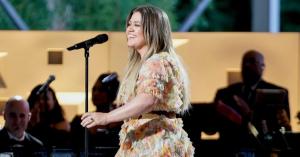 Kelly Clarkson Covers ABBA’s ‘Dancing Queen’ as Emotional Piano Ballad