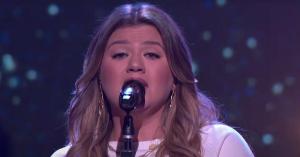 Kelly Clarkson Covers a Reba McEntire Song on ‘The Kelly Clarkson Show’