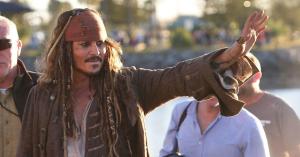 Johnny Depp Surprises Kids in Hospital Dressed in ‘Pirates of the Caribbean’ Costume