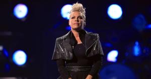 Pink’s Heartfelt Tribute to Late Father Accompanied by Unplanned Heart in the Sky