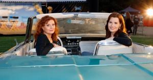 Susan Sarandon and Geena Davis Recreate ‘Thelma and Louise’ Kiss 30 Years Later