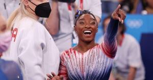 Simone Biles and Boyfriend Jonathan Owens Show off Smiles for ‘Impromptu Sunset’ Photo