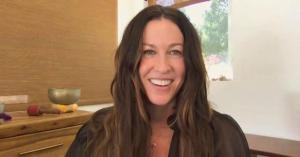 Alanis Morissette Is Completely Unrecognizable With Blonde Bombshell Hair
