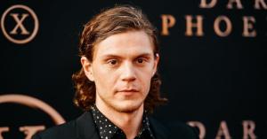 See Evan Peters in Costume as Jeffrey Dahmer for Netflix Show ‘Monster’