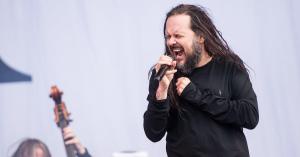 Korn’s Jonathan Davis Uses Oxygen Mask During Concert Amid COVID-19 Recovery