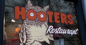 Hooters to Close Numerous Restaurants