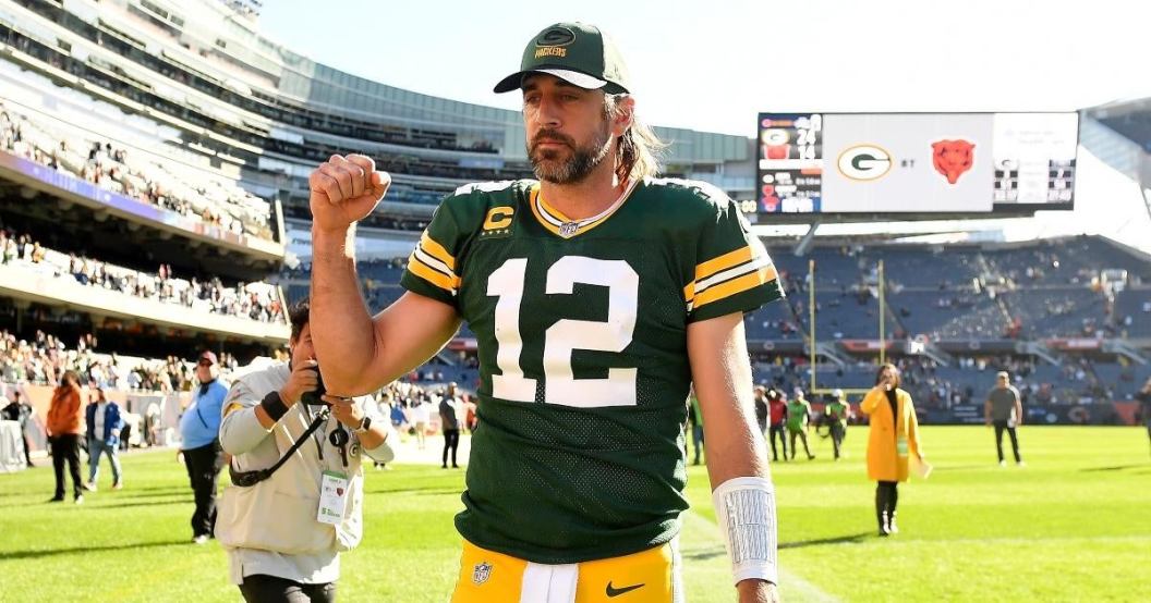 aaron-rodgers-tauts-bears-fans-soldier-field-scoring-packers-game-sealing-touchdown.jpg