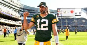 Aaron Rodgers Taunts Bears Fans at Soldier Field After Scoring Packers’ Game-Sealing Touchdown