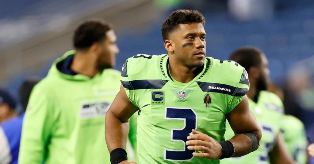 russell-wilson-finger-injury-miss-six-weeks.jpg