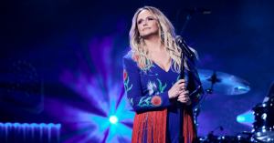 Miranda Lambert Responds to Controversy by Sharing Fan Interaction Slamming ‘Selfies’