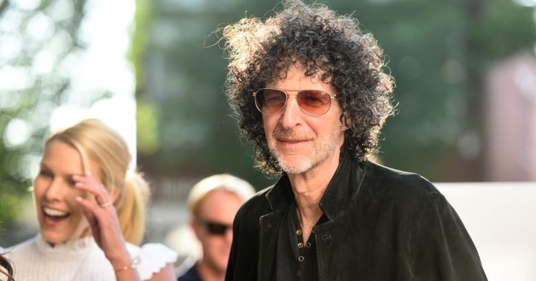 howard-stern-blasts-aaron-rodgers-covid-19-vaccaine-stance-nfl-strong-suggestion.jpg
