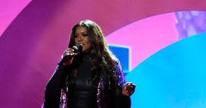 ‘The Voice’: Wendy Moten Updates Fans After Falling Onstage During Live Episode