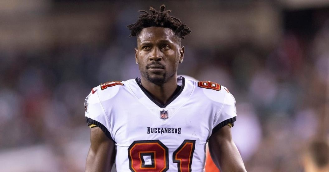 antonio-brown-accused-fake-covid-19-vaccaintion-card.jpg