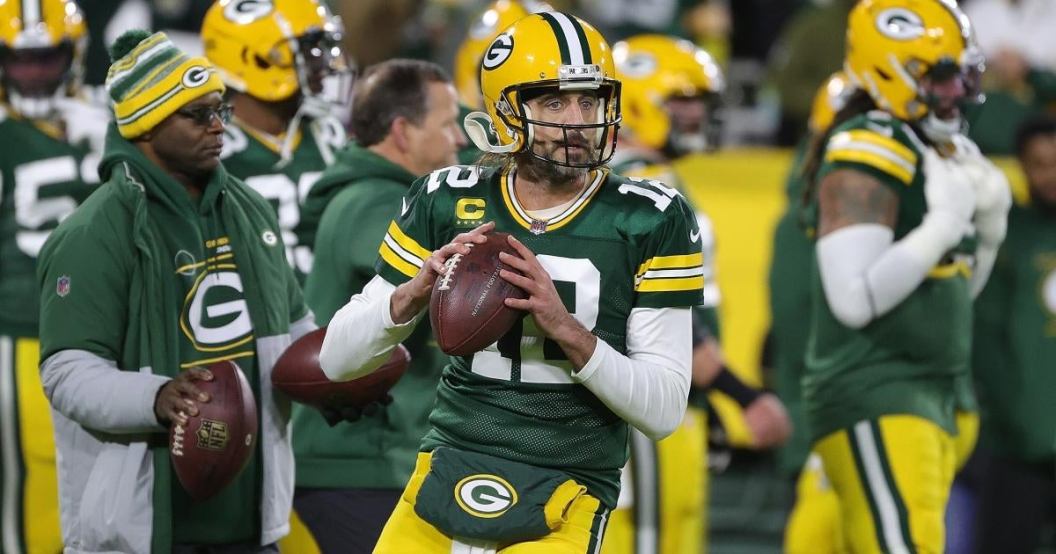 aaron-rodgers-answers-questions-returning-packers-2022.jpg