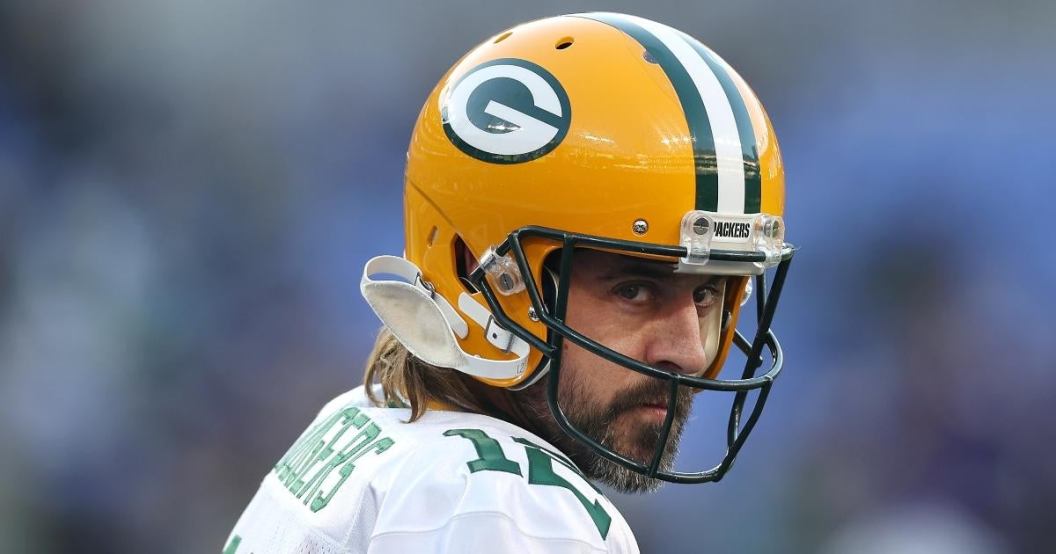 aaron-rodgers-brett-favre-sendes-message-ahead-breaking-packers-record.jpg