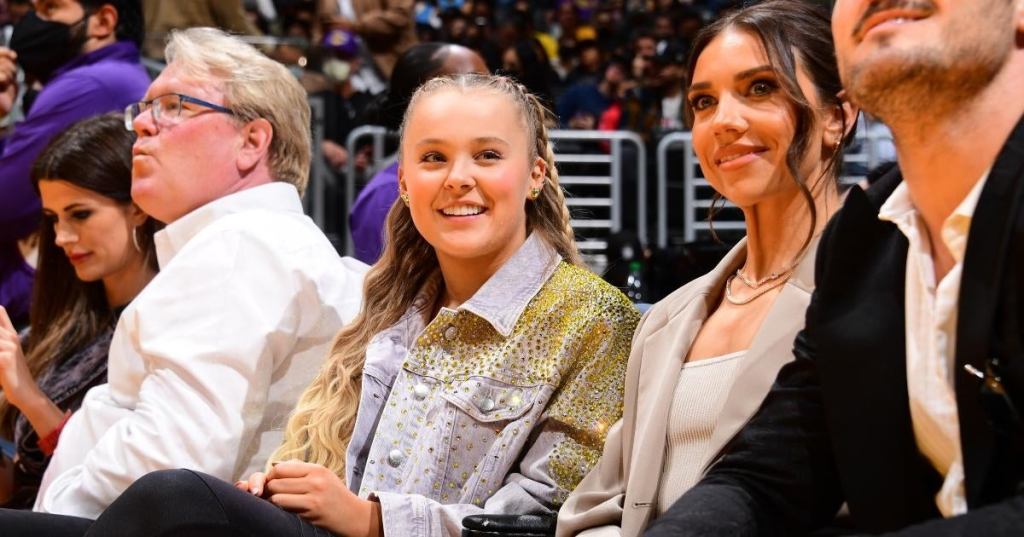 jojo-siwa-phoenix-suns-players-crashes-lakers-game.jpg