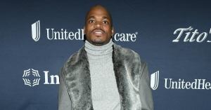 Adrian Peterson Signs With New NFL Team After Being Cut by Titans