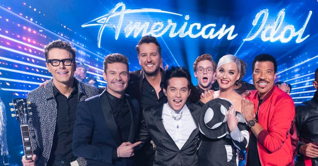 bobby-bones-on-american-idol-with-crew.jpg