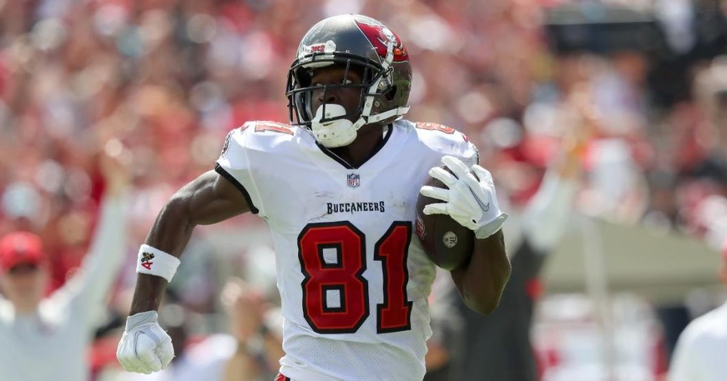 antonio-brown-leaves-buccaneers-game-social-media-reacts.jpg