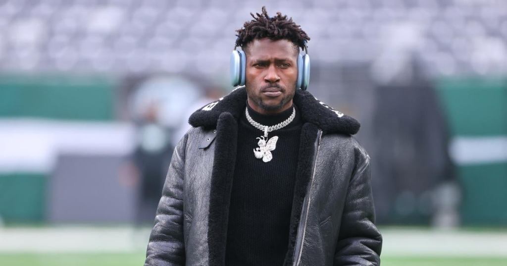 antonio-brown-racks-up-expensive-bill-miami-club-buccaneers-playoff-loss.jpg