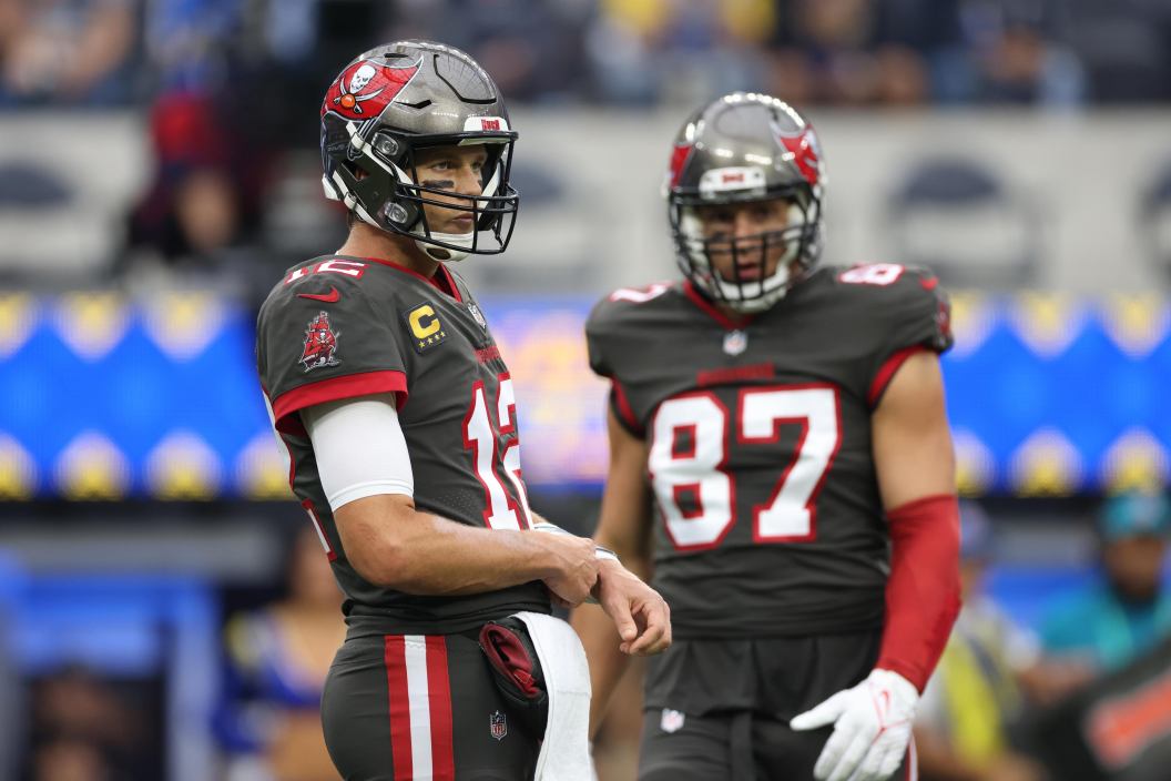 tom-brady-helps-fellow-bucs-player-rob-gronkowski-massive-bonus.jpg