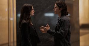 ‘WeCrashed’ Star Anne Hathaway Reveals Jared Leto’s Influence on Set: ‘Like a Tuning Fork’ (Exclusive)