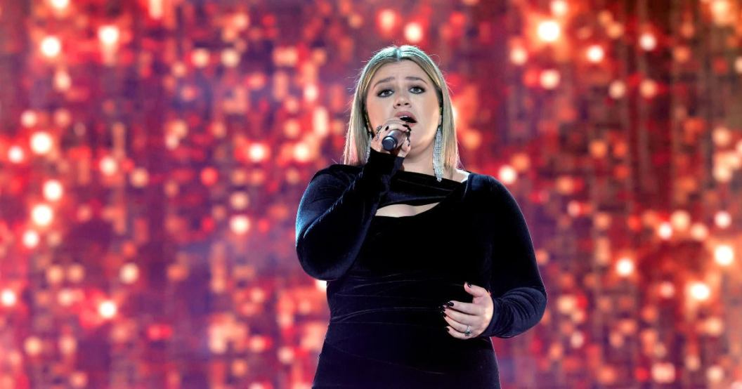 2022-acm-awards-kelly-clarkson.jpg