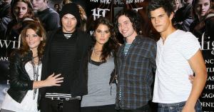 ‘Twilight’ Star Announces Pregnancy