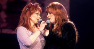 Wynonna Judd Honors Late Mom Naomi at People’s Choice Country Awards