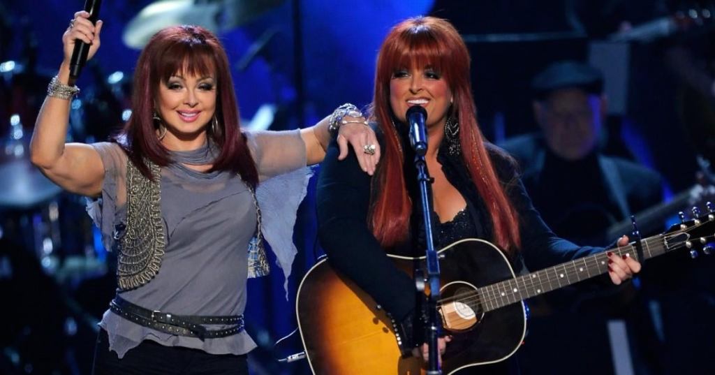 naomi-wynonna-judd-on-stage.jpg