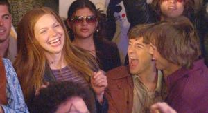 ‘That ’70s Show’ Star Laura Prepon Reveals Emotional Moment on Set of Spinoff ‘That ’90s Show’