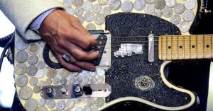 Revered Country Singer Says His ‘Unique’ Guitar Was Just Stolen