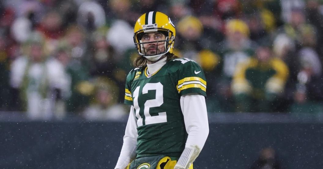 aaron-rodgers-lashes-out-podcasts-hosts-covd-vaccination-question.jpg