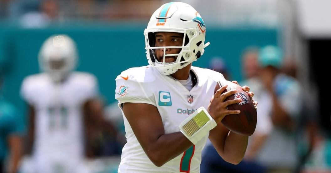 former-wwe-star-chris-nowinski-lasesh-out-miami-dolphins-tua-tagovailoa-injury.jpg