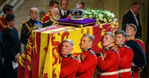 Royal Guard Faints While Protecting Queen Elizabeth’s Coffin