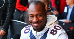 NFL Legend Vernon Davis Details His ‘Different’ Super Bowl Experience (Exclusive)