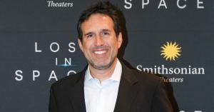 Netflix’s ‘Lost in Space’ Showrunner Zack Estrin Dead at 51