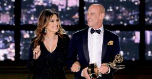 Mariska Hargitay and Christopher Meloni Get up Close and Personal at 2022 Emmys