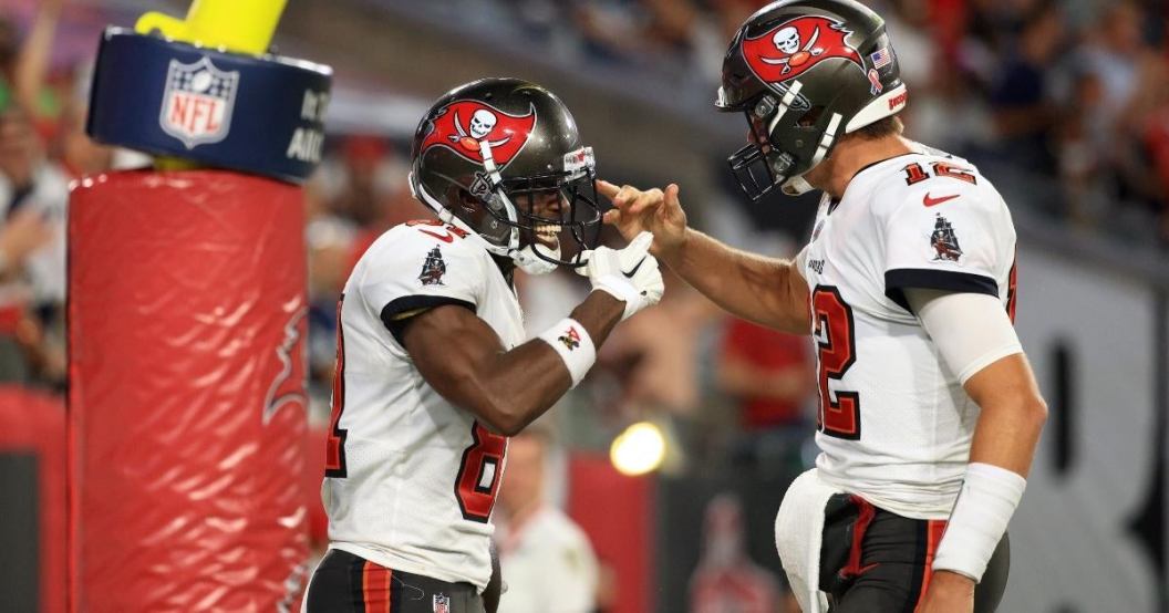 antonio-brown-trolls-tom-brady-buccaneers-lose-panthers.jpg