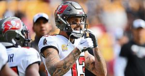 Buccaneers WR Mike Evans Sets Record Straight on Signing Autographs for Referees