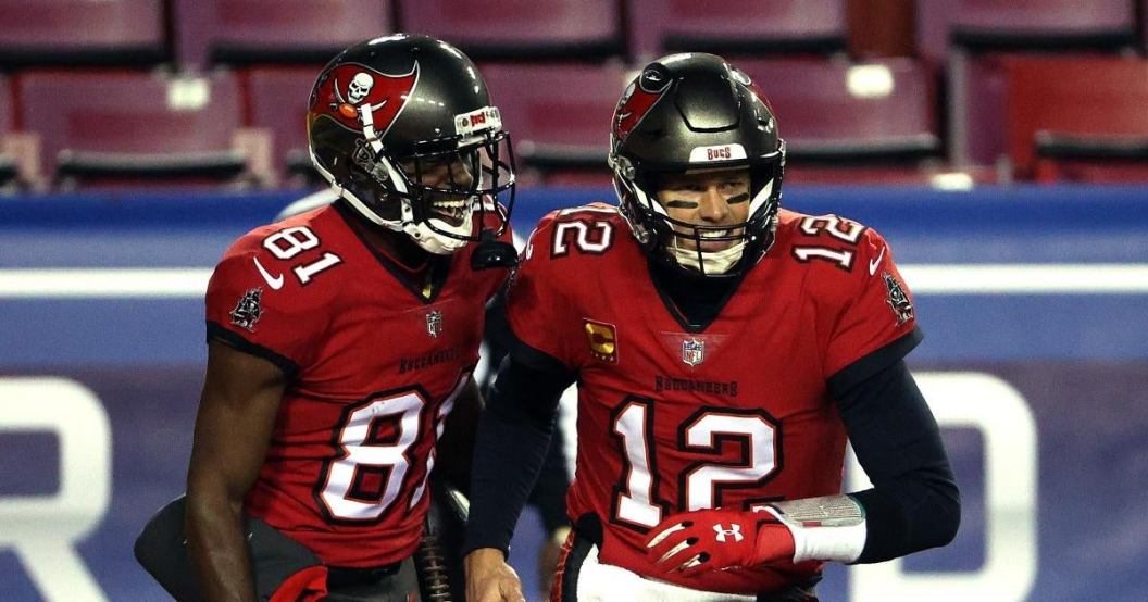 antonio-browm-seemingly-trolls-tom-brady-photo-gisele-bundchen.jpg