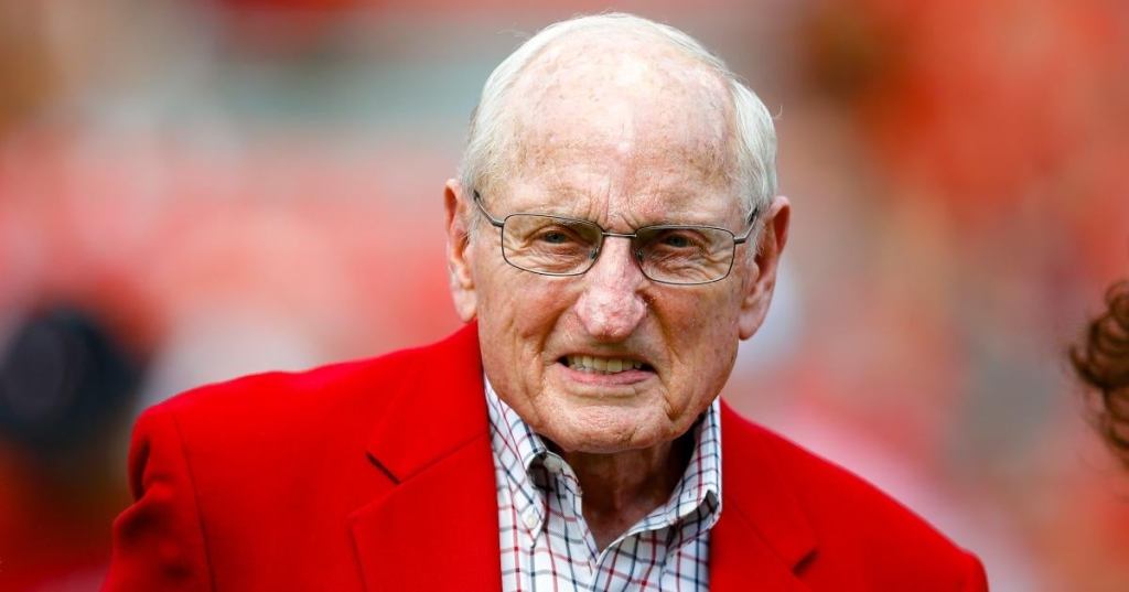 vince-dooley-longtime-georgia-bulldogs-football-head-coach-dead-90.jpg